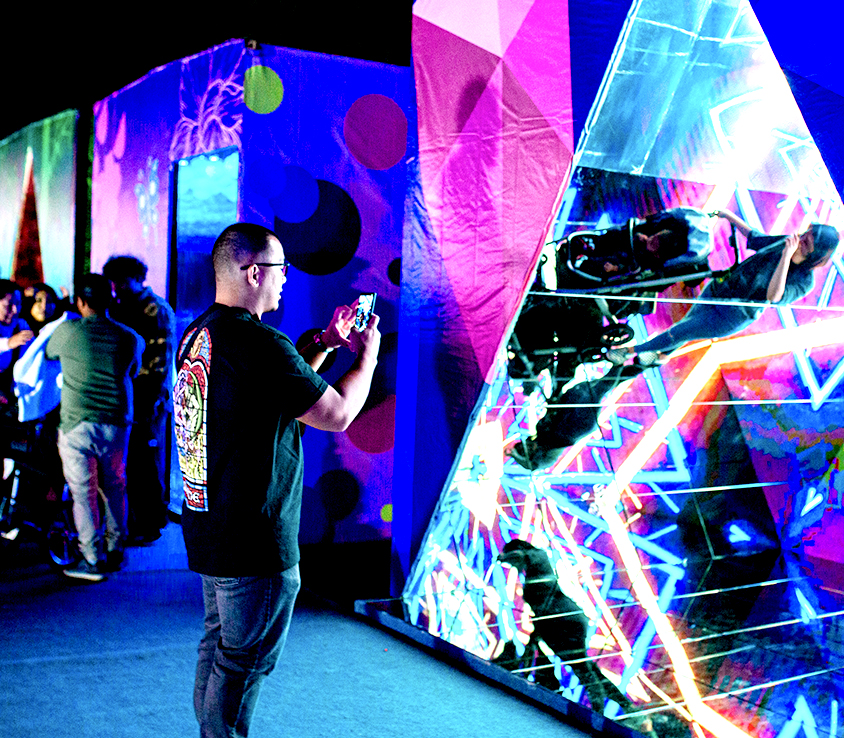 Imagenerium mirror room with reflections