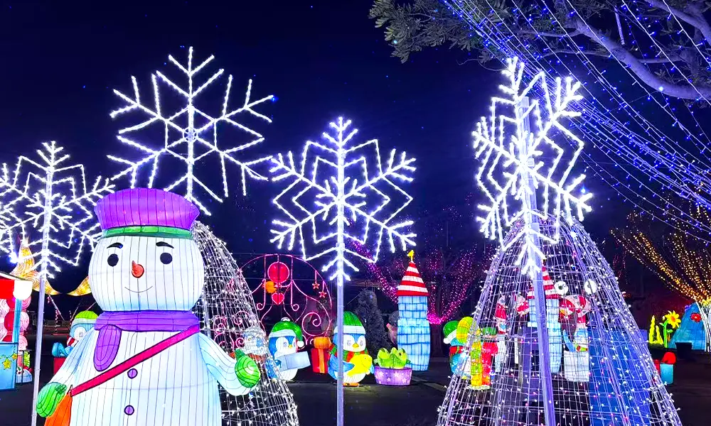 Snap Pics with Snowmen, Penguins & Icy Vistas